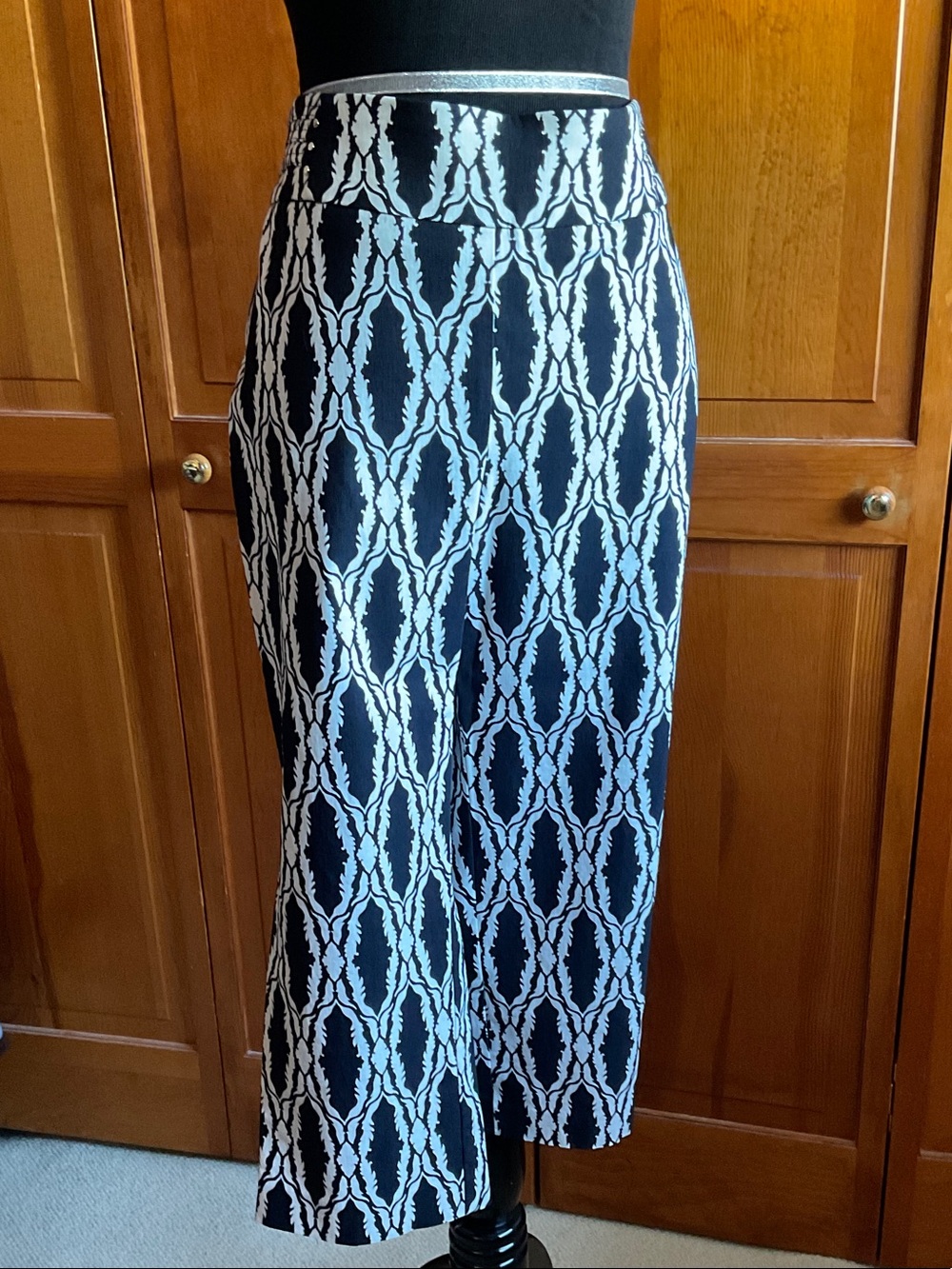 JM Collection Black and White Patterned Capris